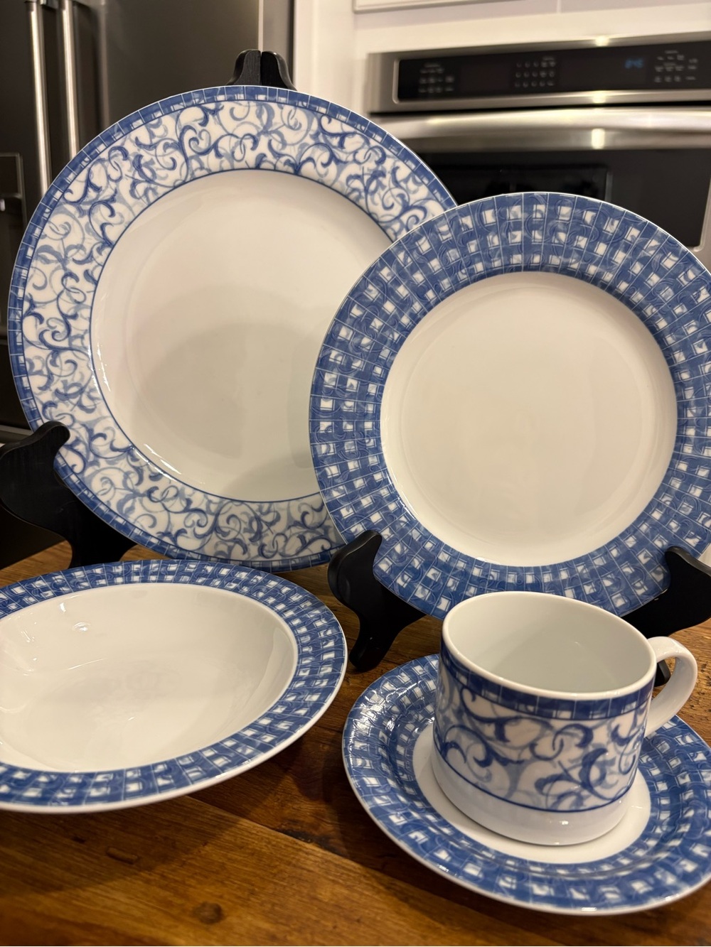 Blue Heather by Oneida Blue and White Porcelain Dinnerware 5 pc Place Setting